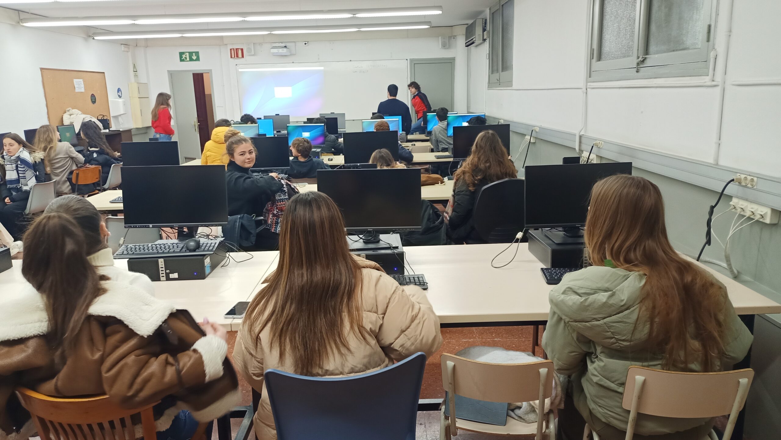 Els alumnes de Biologia 2n batxillerat participen a la xerrada-taller «Intel.ligència artificial aplicada a la mèdicina»